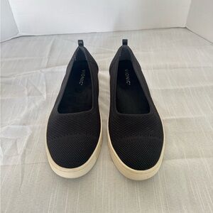 Vionic Women's Black Slip-On Knit Sneakers Size 9.5